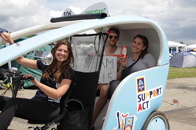 Jill Schütze (links) fährt Felix und Silvia mit ihrem Fahrrad-Mobil herum.