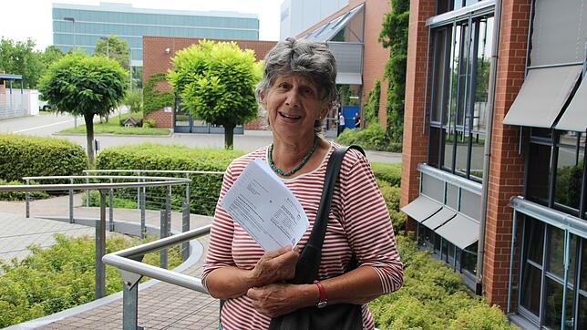 Maria Günther zeigt die Korrespondenz mit der Stadt. Sie ärgert sich, dass sie einen Strafzettel bezahlen soll, obwohl sie eine ...