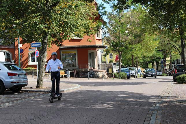 In Großestädten sind Elektro-Scooter keine Seltenheit mehr, in Donaueschingen ist Claus Meyer der Erste, der auf dem E-Roller durch die ...