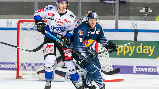 Die Schwenninger Wild Wings spielten gut mit (links Maximilian Hadraschek), mussten sich im Penaltyschießen aber gegen den EHC München ...