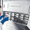 Eine Frau arbeitet an einem Spezial-Kühlschrank des Tuttlinger Unternehmens Binder.