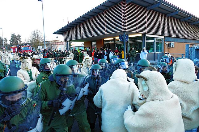 Trotz heftiger Gegenwehr konnten auch die Soldaten ihre Garnison nicht gegen die wildgewordene Bockherde halten.