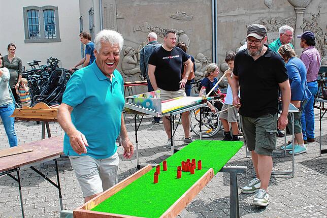 Bild 27: Bilder vom Hafenfest-Sonntag mit Turn-Show, Bürgermeister-Mutprobe und Flohmarkt (1)
