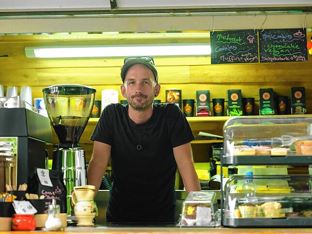 Jan Voßmer ist zum ersten Mal mit seinem Kaffee-Trailer dabei.