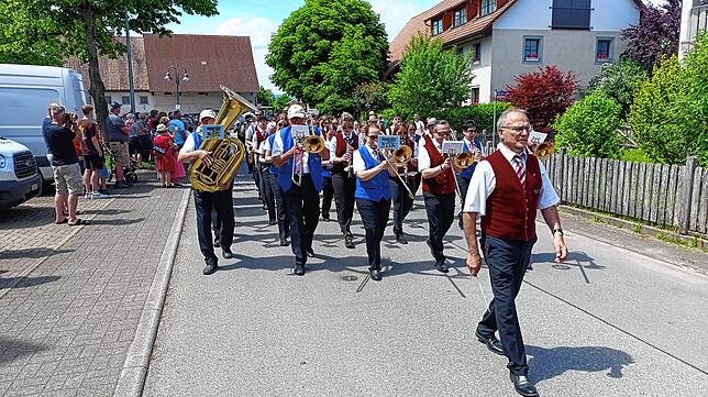 Bild 19: Festumzug am Gmeindshus Oberlauchringen – Höhepunkt des 4-tägigen Bezirksmusikfest