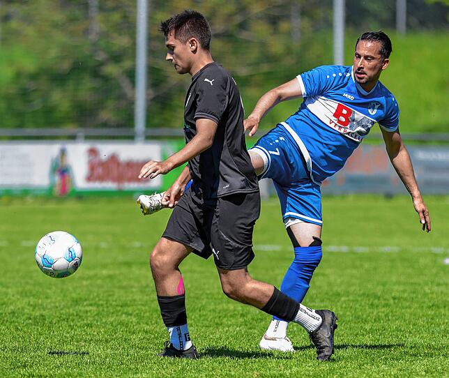 Viel Erfahrung: Der 40-jährige Erdal Kizilay (rechts, gegen Lorik Breca vom FC Wittlingen) vom FC Erzingen schaffte es mit sechs Stimmen ...