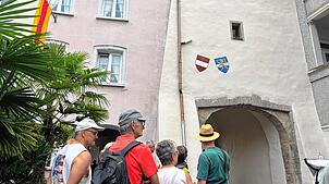 Die beiden grauen Kugeln im Basler Tor verweisen auf die Zerstörung des Stadttors während der Belagerung 1468.