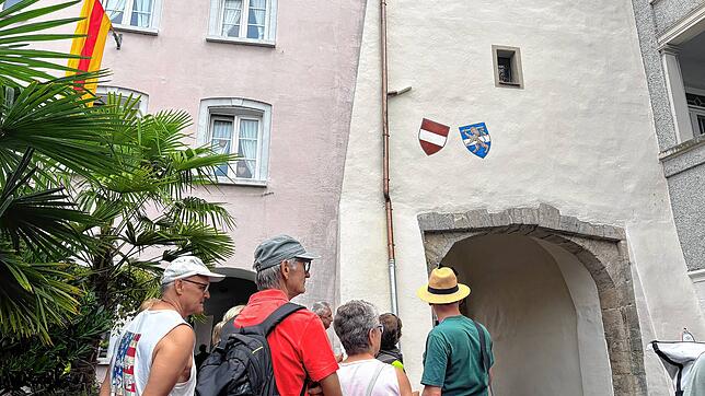 Die beiden grauen Kugeln im Basler Tor verweisen auf die Zerstörung des Stadttors während der Belagerung 1468.