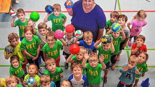 Karola Rösch mit ihren Handball-Kids. Bild: Gerald Jarausch