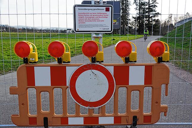 Der Radwegübergang am Fluss Wiese in Lörrach-Stetten mit einer Absperrbake der Stadt Lörrach.