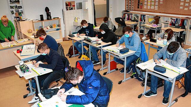 Die Klasse zehn der Gemeinschaftsschule Mönchweiler mit Lehrerin Betrix Hermann (links) würde lieber online per Videochat lernen als mit ...