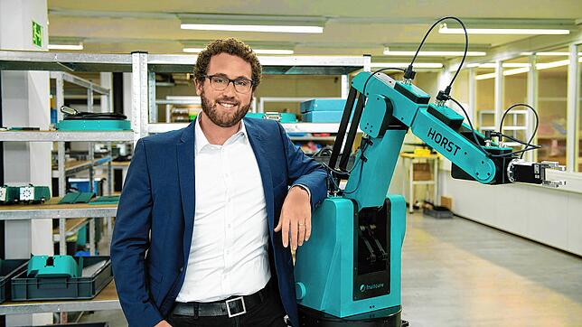 Jens Riegger, einer der Geschäftsführer von Fruitcore Robotics, neben seinem Erfolgsmodell, dem Industrieroboter Roboter Horst&nbsp;900. ...
