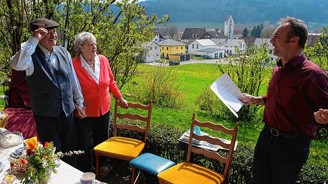 Ein strahlendes Paar: Ernst und Annelies Beck konnten ihre diamantene Hochzeit feiern und Ortsvorsteher Markus Veit gratulierte gern.