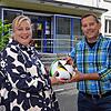 Barbara Bücken und Jens Neumann laden fürs EM-Eröffnungsspiel zum Public Viewing auf dem Marktplatz ein.