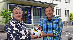 Barbara Bücken und Jens Neumann laden fürs EM-Eröffnungsspiel zum Public Viewing auf dem Marktplatz ein.