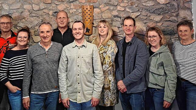 Neu im Vorstandsteam des Ski-Clubs ist Simon Grieshaber (links). Wiedergewählt wurden Michaela Biehler, Karl Albiez, Daniela Schöneck, ...