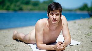 Stadtrat Julien Ferrat (Die Mannheimer) will am FKK-Strand auf der Friesenheimer Insel in Mannheim ein Trainingscamp bieten.