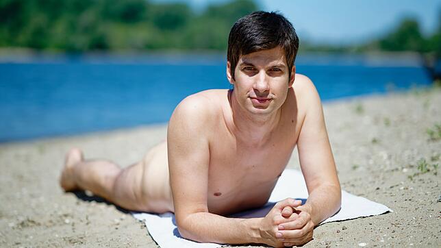 Stadtrat Julien Ferrat (Die Mannheimer) will am FKK-Strand auf der Friesenheimer Insel in Mannheim ein Trainingscamp bieten.