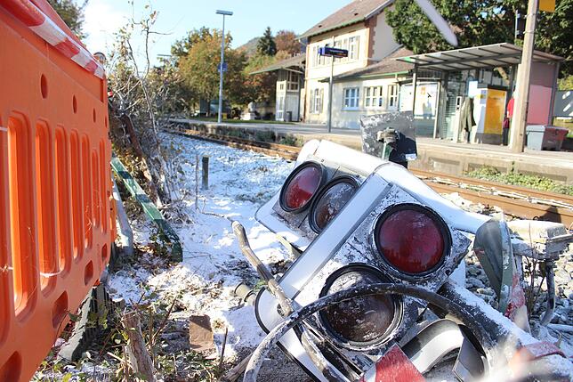 Die bei dem Zugunfall in Sipplingen im Oktober zerstörte Ampelanlage liegt am Tag darauf noch neben den Gleisen. Hier rammte ein ...