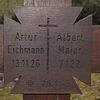 Ein schlichtes Doppelgrab auf dem Dettinger Friedhof erinnert heute noch an die Soldaten Artur Eichmann und Albert Maier, die zwei ...