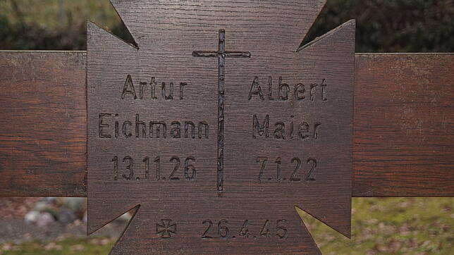 Ein schlichtes Doppelgrab auf dem Dettinger Friedhof erinnert heute noch an die Soldaten Artur Eichmann und Albert Maier, die zwei ...
