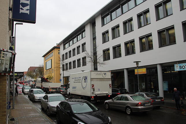 Die Sperrung der Eckenerstraße sorgt für dichten Verkehr in der Umgebung, zum Beispiel in der Charlottenstraße.