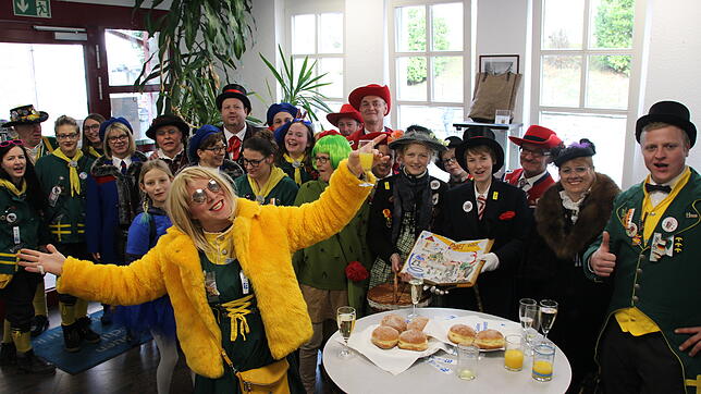 Volles Haus beim SÜDKURIER: Narren statten am Schmotzigen der Redaktion einen Besuch ab, dabei wird viel geschwätzt und gelacht.