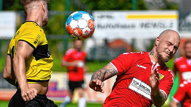 Er lässt es krachen: Der Rheinfelder Julian Jäger (rechts) brachte seine Mannschaft beim 2:0 gegen den SC Wyhl in Führung.