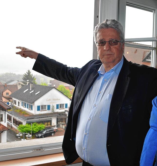 Vom Hohentengener Rathausfenster aus kann Bürgermeister Martin Benz auf das Standortgebiet Nördlich Lägern bei Weiach sehen, wo ein ...