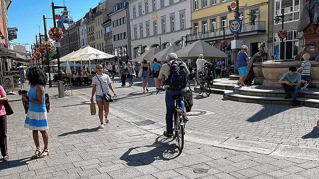 Fahrradfahrer in der Fußgängerzone? In Konstanz an der Tagesordnung. Auch wenn noch mehr Menschen unterwegs sind, fahren manche ...