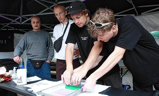 Das Mahagoni-Kollektiv personalisiert per Siebdruck die T-Shirts der Marktbesucher (von links nach rechts: Fabian Rupp, Julius Gass, ...