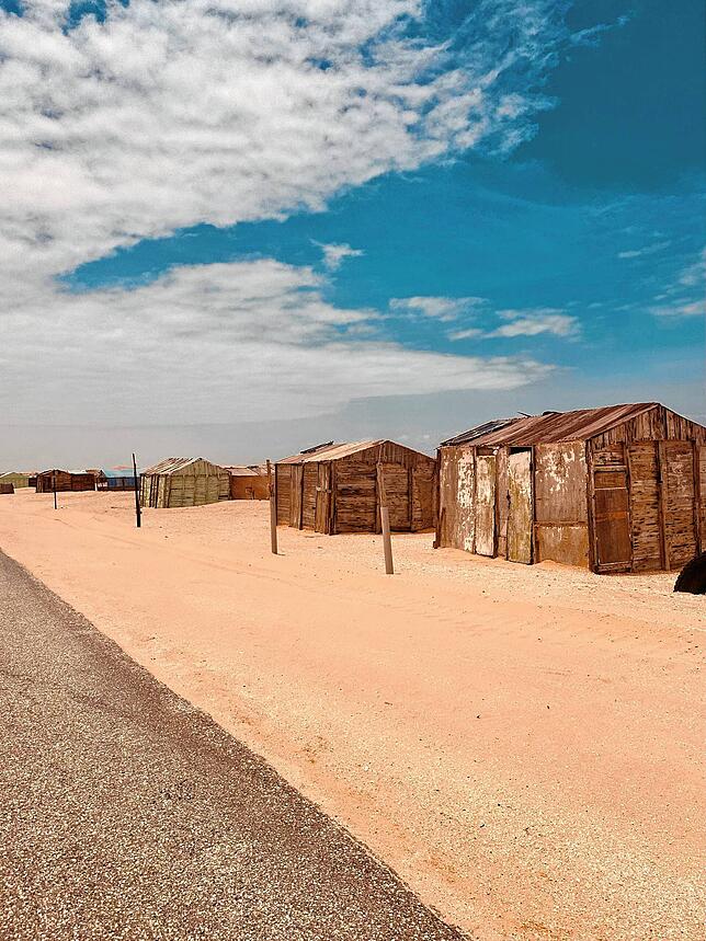 Die Hütten sind südlich von Noaudibou (Mauretanien) aufgenommen worden, also tief in der Sahara.