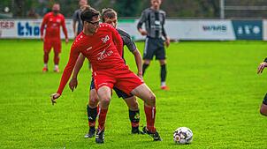 Sieg im Kellerduell: Fabio Bleise (vorn) setzte sich mit dem SV Jestetten beim Schlusslicht FC Hochrhein durch und feierte beim ...