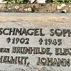 Eine Erinnerungstafel auf dem Bräunlinger Friedhof für Sophia Baschnagel und ihre vier Kinder. Sie sterben beim Fliegerangriff am 24. ...