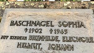 Eine Erinnerungstafel auf dem Bräunlinger Friedhof für Sophia Baschnagel und ihre vier Kinder. Sie sterben beim Fliegerangriff am 24. ...