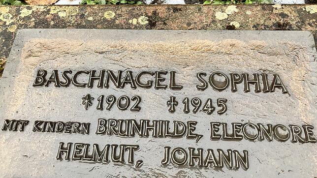 Eine Erinnerungstafel auf dem Bräunlinger Friedhof für Sophia Baschnagel und ihre vier Kinder. Sie sterben beim Fliegerangriff am 24. ...