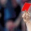 Ein rote Karte führte dazu, dass der Schiedsrichter sich kurz darauf von einem Spieler angegriffen fühlte und das Spiel in Überauchen ...