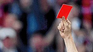 Ein rote Karte führte dazu, dass der Schiedsrichter sich kurz darauf von einem Spieler angegriffen fühlte und das Spiel in Überauchen ...