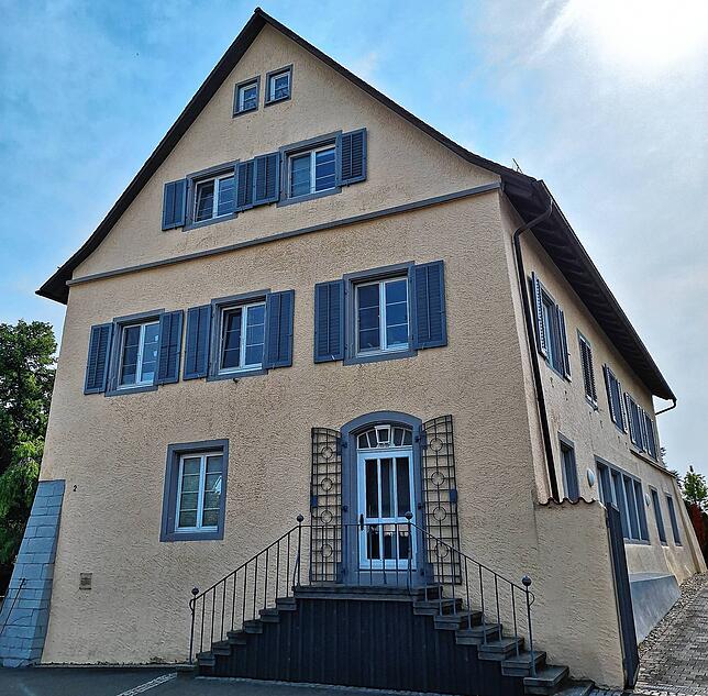 Von diesem Haus in der Burgstraße nahm die Bezirkssparkasse ihren Anfang. Es befindet sich noch immer im Besitz des Geldinstituts und ...