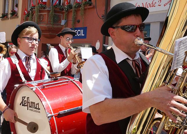 Mit Blasmusik: Diese Musiker spielen beim Umzug in den Reihen des Musikvereins Urberg.
