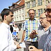 Viele interessierte Bürger kommen am Mittwoch zum Infostand des SÜDKURIER in der Villinger Innenstadt, um von OB-Kandidat Jörg Röber ...