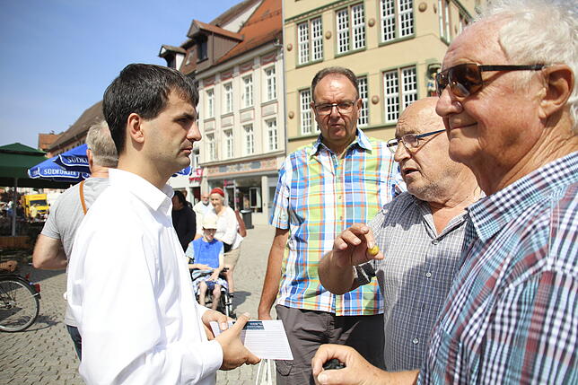 Viele interessierte Bürger kommen am Mittwoch zum Infostand des SÜDKURIER in der Villinger Innenstadt, um von OB-Kandidat Jörg Röber ...