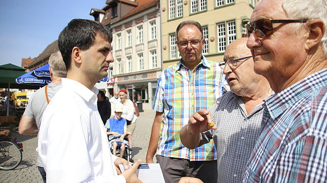 Viele interessierte Bürger kommen am Mittwoch zum Infostand des SÜDKURIER in der Villinger Innenstadt, um von OB-Kandidat Jörg Röber ...