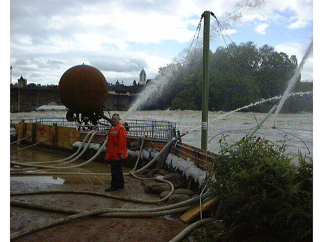 Bild 6: Als vor 20 Jahren der Rhein durch das Hotel Schiff floss: Spektakuläre Fotos vom Hochwasser in Rheinfelden
