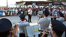 Erste Musik gesten Abend beim Promenadenfest: Viel Applaus ernteten die Stücke des Spielmanns- und Fanfarenzugs der Freiwilligen ...