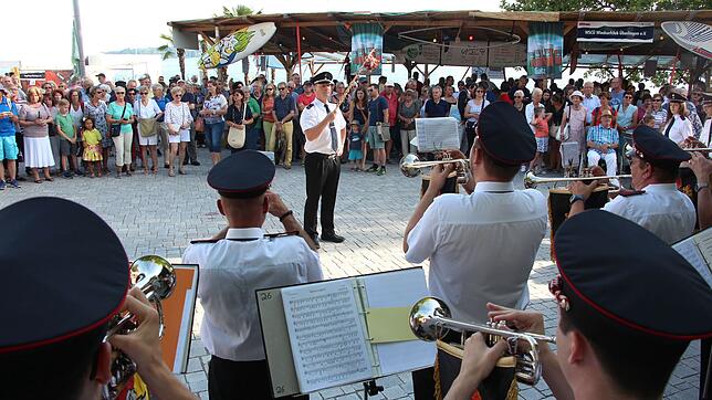 Erste Musik gesten Abend beim Promenadenfest: Viel Applaus ernteten die Stücke des Spielmanns- und Fanfarenzugs der Freiwilligen ...