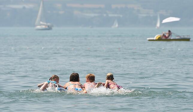 Planschend auf der Luftmatratze raus auf den See – auch das kann gefährlich werden.
