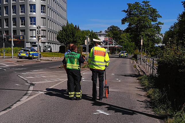 Bild 3: Nach Verkehrsunfall in der Albrechtstraße &ndash; Autofahrer mit schweren Verletzungen ins Krankenhaus geflogen