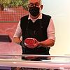 Wolfgang Ebner hinter der Theke seiner Metzgerei in Waldshut. Nach der Verkündung der verschärften Quarantäne-Regeln haben zahlreiche ...