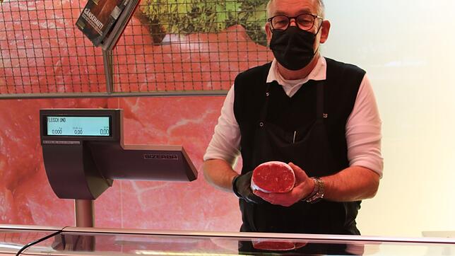 Wolfgang Ebner hinter der Theke seiner Metzgerei in Waldshut. Nach der Verkündung der verschärften Quarantäne-Regeln haben zahlreiche ...